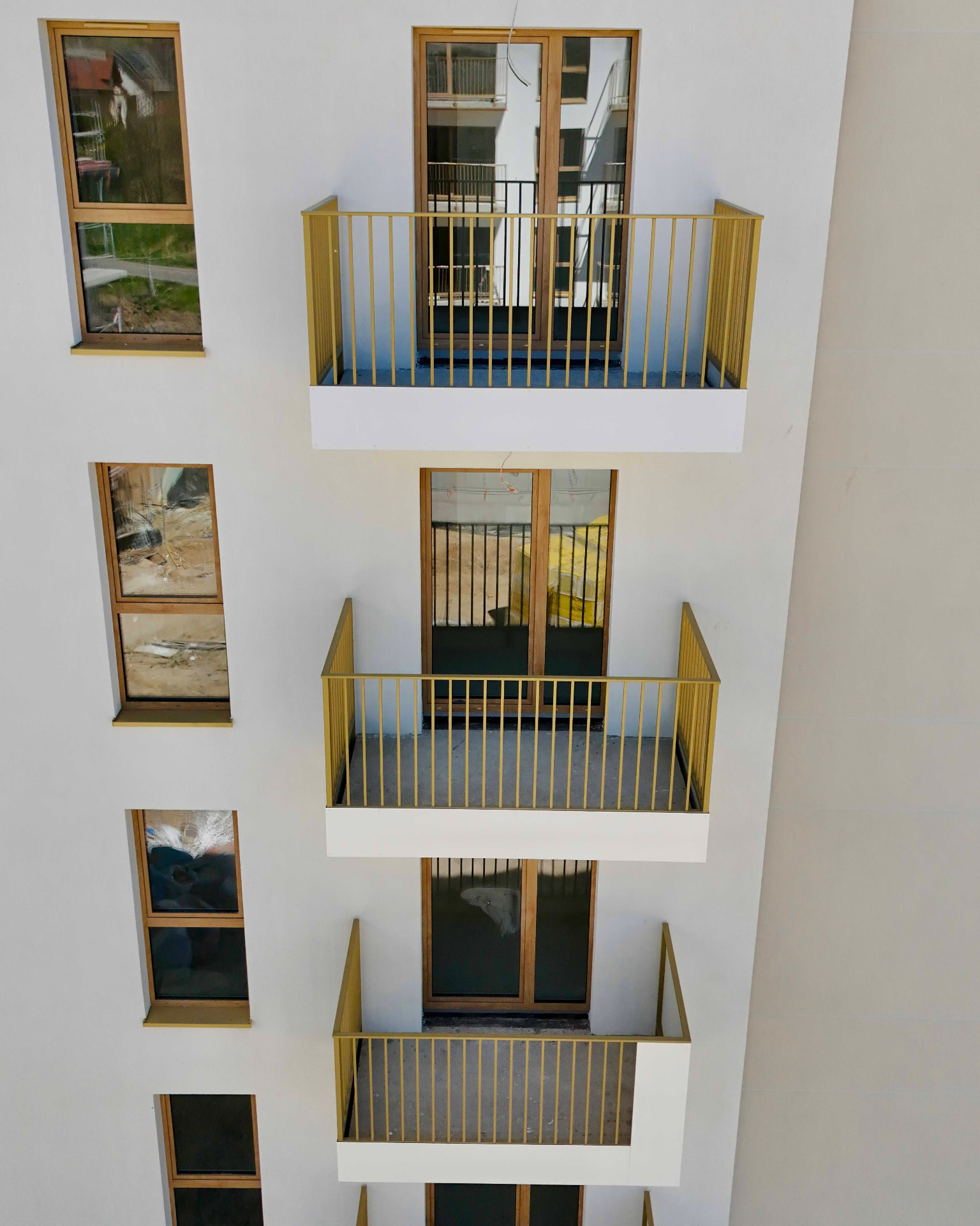 Balkony z balustradami w kolorze Anodic Gold